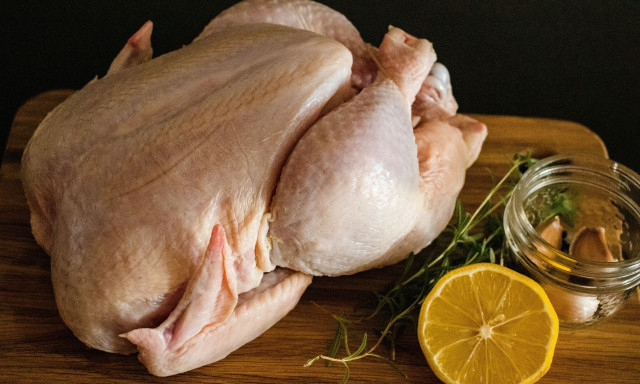 Πρέπει να πλένουμε το κοτόπουλο ή όχι; Το κοινό λάθος που κάνουμε όλοι