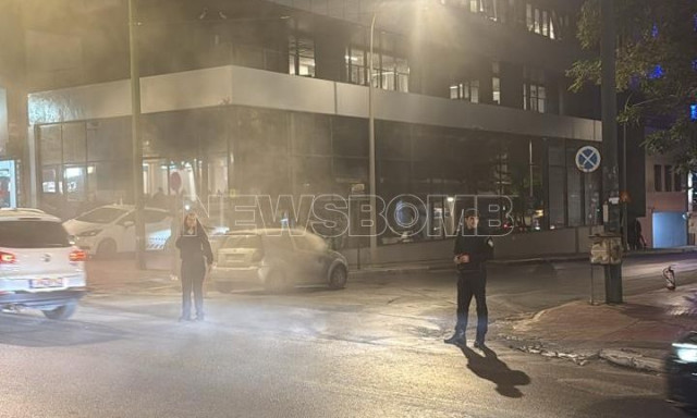 Αυτοκίνητο πήρε φωτιά εν κινήσει στη λεωφόρο Συγγρού - Εικόνες και βίντεο