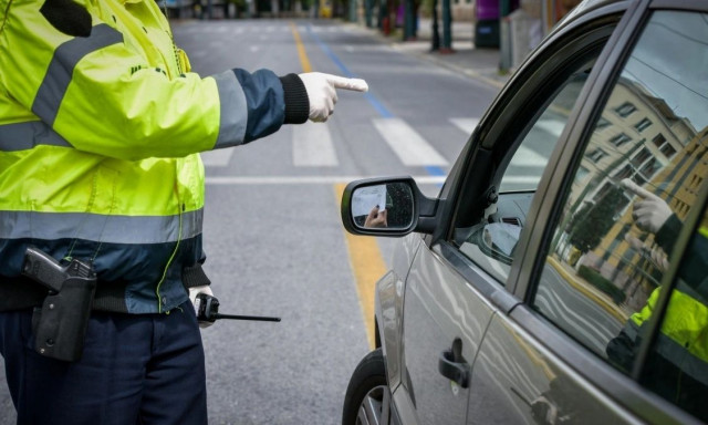 Έπεσες σε «μπλόκο» της Αστυνομίας; Οι 6 απλοί κανόνες που θα διώξουν το... μπλέξιμο μακριά
