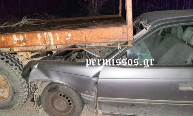 Αλίαρτος: Αυτοκίνητο «καρφώθηκε» σε καρότσα τρακτέρ - Βίντεο και φωτογραφίες