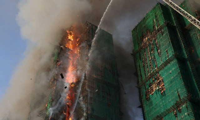 Στις φλόγες ουρανοξύστης του Χονγκ Κονγκ: Τουλάχιστον 4 νεκροί, δεκάδες οι εγκλωβισμένοι