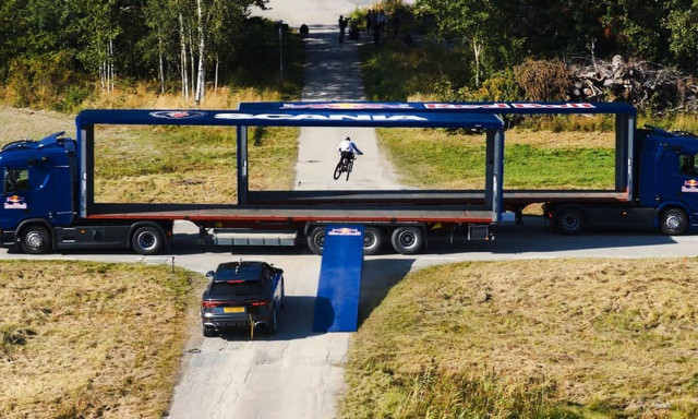 Ποδηλάτης πήδηξε μέσα από δύο κινούμενα αυτόνομα φορτηγά