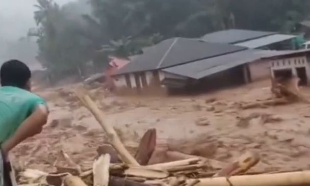 Φονικές πλημμύρες στην Ινδονησία: Τουλάχιστον οκτώ νεκροί και πενήντα τραυματίες - Δείτε βίντεο