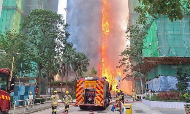 Χονγκ Κονγκ: Φωτιά σε ουρανοξύστη - Δεκάδες οι εγκλωβισμένοι (video)