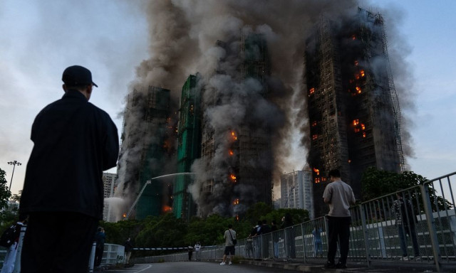 Πύρινη κόλαση στο Χονγκ Κονγκ: 13 νεκροί και άγνωστος αριθμός εγκλωβισμένων σε ουρανοξύστες