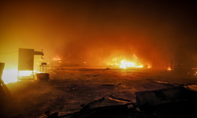 Ηράκλειο: Στις φλόγες αποθήκη με τρόφιμα και χαρτικά είδη
