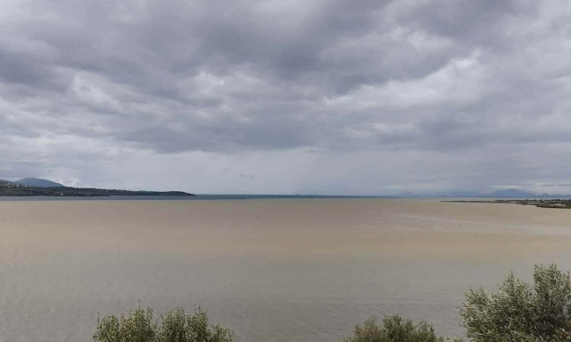 Κακοκαιρία «Adel»: Φούσκωσαν οι χείμαρροι στην Αμφιλοχία - Γέμισε με λάσπη ο Αμβρακικός - Βίντεο