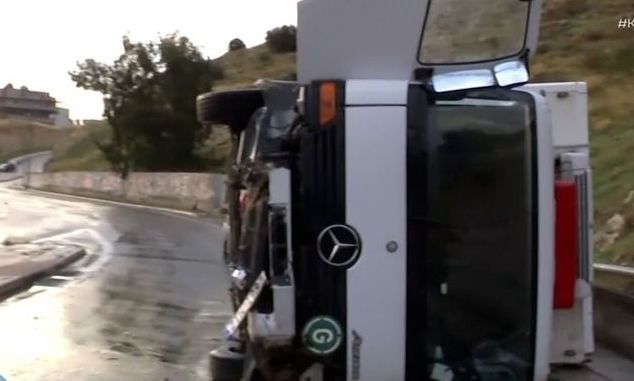Τροχαίο δυστύχημα με ανατροπή φορτηγού στη Λεωφόρο Σχιστού - Νεκρή η μητέρα του οδηγού