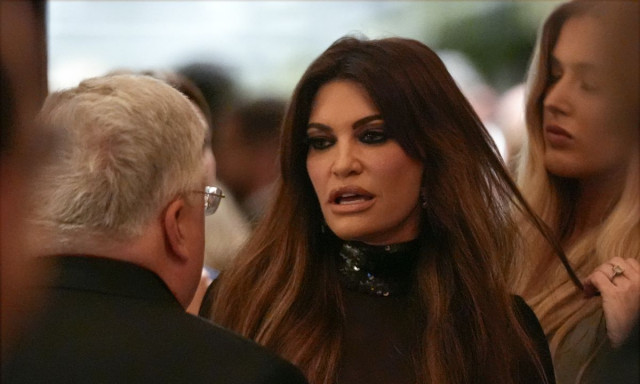 Dailymail: Η Κίμπερλι Γκιλφόιλ με μαύρη διάφανη τουαλέτα - Τα αρνητικά σχόλια στα social media