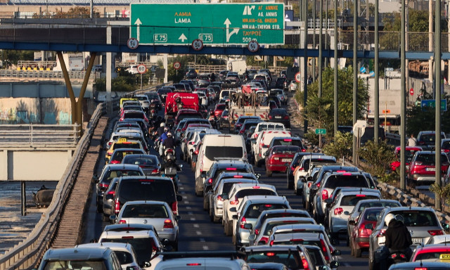 Κίνηση τώρα: Καθυστερήσεις σε Κηφισό, Αττική Οδό και Κηφισίας – Πού αλλού έχει μποτιλιάρισμα
