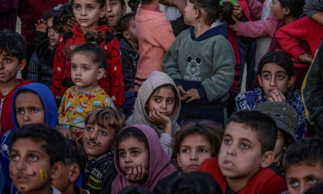 Γάζα: Τα παιδιά επιστρέφουν χωρίς βιβλία και τσάντες σε αυτοσχέδιες σχολικές αίθουσες