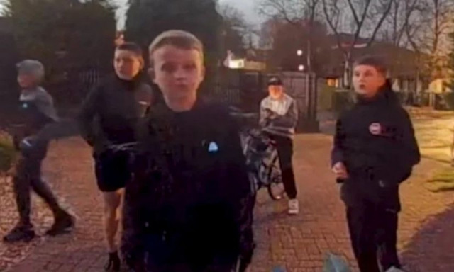 Σκωτία: Πέντε αγόρια τραγουδούν στο κουδούνι του γείτονα και γίνονται viral – Δείτε βίντεο