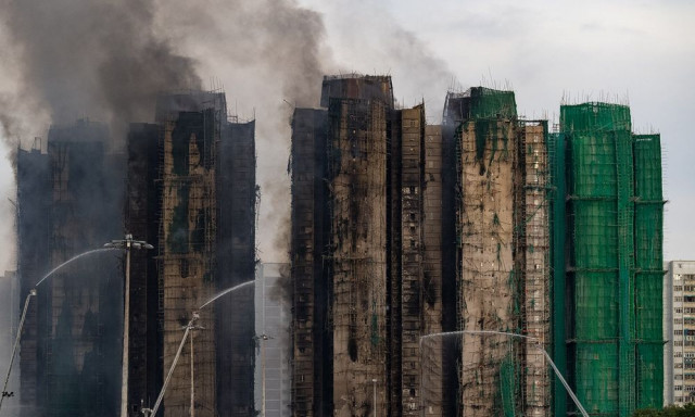 Οργή στο Χονγκ Κονγκ: Η φονική πυρκαγιά φωτίζει «πληγές» δεκαετιών