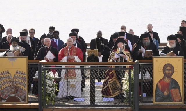 H στιγμή που Πάπας και Οικουμενικός Πατριάρχης ψάλουν μαζί το «Πιστεύω» στη Νίκαια - Βίντεο