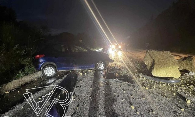 Πρέβεζα: Κατολίσθηση προκάλεσε τροχαίο στην Καστροσυκιά - Ημιφορτηγό κατέληξε σε χαράδρα