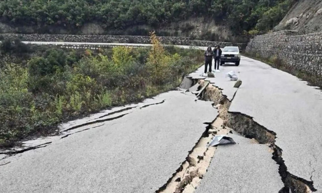 Όχι, δεν είναι AI: Δρόμος στην Ήπειρο κόπηκε στα δύο μετά τη βροχή!
