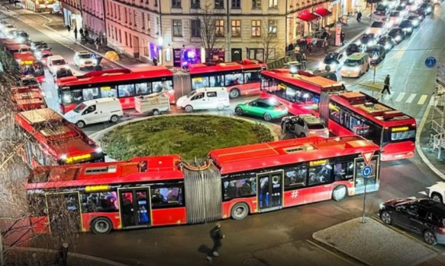 Όσλο: Τέσσερα λεωφορεία «κόλλησαν» ταυτόχρονα σε κυκλικό κόμβο προκαλώντας χάος στην κυκλοφορία