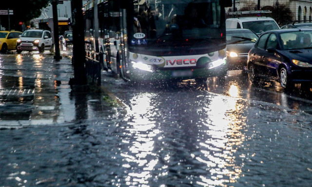 Κακοκαιρία Adel: Διεκόπη η κυκλοφορία στη Λεωφόρο Ποσειδώνος - Απροσπέλαστοι οι δρόμοι