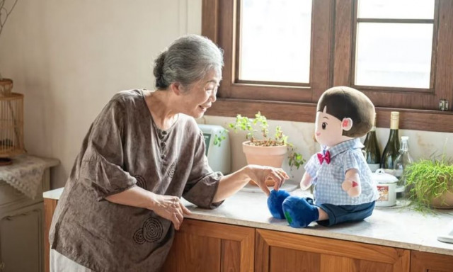 Οι ηλικιωμένοι στη Νότια Κορέα ξορκίζουν τη μοναξιά τους με «εγγόνια» ρομπότ