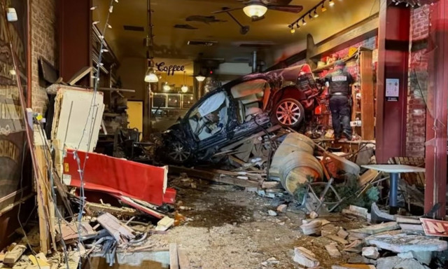 Καλιφόρνια: 90χρονος οδηγός έπεσε με το αυτοκίνητο σε καφετέρια και τη διέλυσε