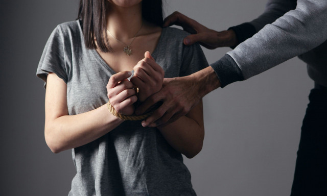 Καταγγελία 40χρονης για άγριο ξυλοδαρμό από τον άντρα της: «Τρία παιδιά έχασα από το ξύλο»