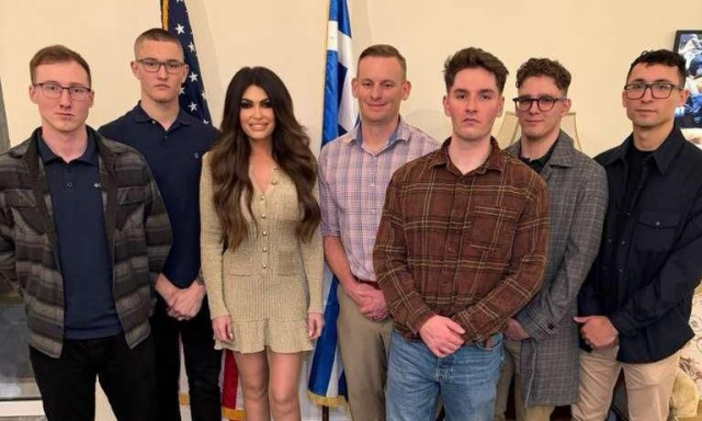 Δείπνο της Κίμπερλι Γκίλφοϊλ με Αμερικανούς πεζοναύτες για την Ημέρα των Ευχαριστιών