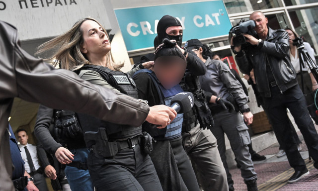 Σαλαμίνα: Από το «θέλω να τιμωρηθώ» στο «δε θυμάμαι» - Η πρώτη αντίδραση του γιου της ηλικιωμένης