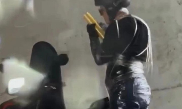 Οδηγός μηχανής στην Αθήνα τυλίχτηκε με μεμβράνη για να μη βραχεί