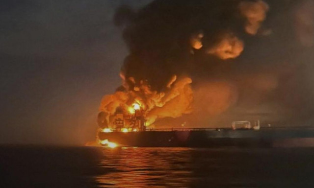 Εκρήξεις στη Μαύρη Θάλασσα: Δύο ρωσικά δεξαμενόπλοια  τυλίγονται στις φλόγες