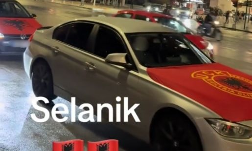 Εθνικιστική φιέστα Αλβανών στη Θεσσαλονίκη: Σημαίες του UCK και χοροί στον Λευκό Πύργο - Βίντεο