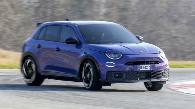 Η Abarth εξετάζει επιστροφή στους κινητήρες βενζίνης