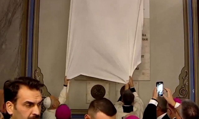 Viral στιγμή για τον Πάπα: Δυσκολεύτηκε να αποκαλύψει μαρμάρινη επιγραφή - «Κόλλησε» το πανί