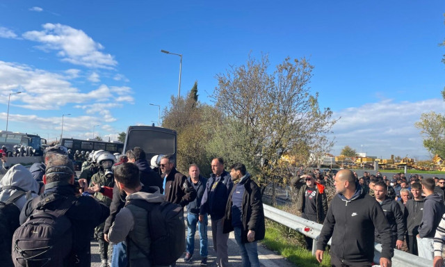 Ένταση στο αγροτικό μπλόκο του κόμβου της Νίκαιας: Χρήση χημικών από την Αστυνομία - Βίντεο