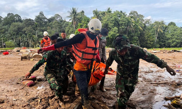 Φονικές πλημμύρες στην Ινδονησία: Στους 442 αυξήθηκε ο αριθμός των νεκρών