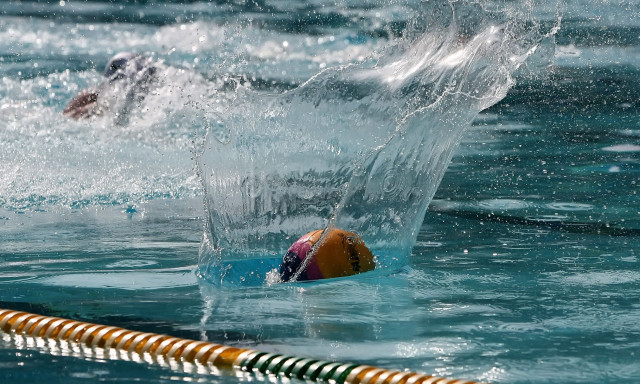 Πρωτοφανές επεισόδιο σε αγώνα πόλο στην Πάτρα: Έσπασε τη μύτη αντιπάλου και του έβαλαν χειροπέδες