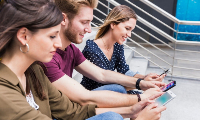 Η γενιά χωρίς μετρητά: Γιατί το παιδί σου δεν θέλει πια χαρτζιλίκι στο χέρι