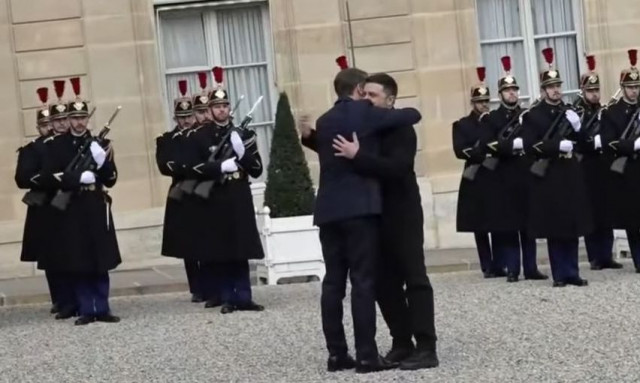 Στο Παρίσι ο Ζελένσκι: Η θερμή αγκαλιά από τον Μακρόν- Εβδομάδα έντονης διπλωματίας για το Ουκρανικό
