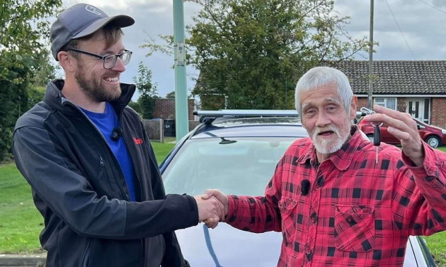 Συγκινητικό δώρο: Καθάρισε τον κήπο ενός βετεράνου και... του άλλαξε τη ζωή