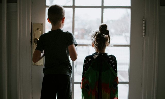 Ρόδος: Στο εδώλιο 32χρονος για τα βασανιστήρια των δύο ανηλίκων παιδιών της συντρόφου του