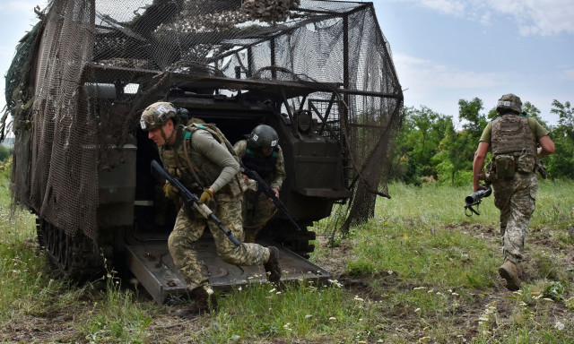 ΝΑΤΟ: Eξετάζει το ενδεχόμενο να γίνει «πιο επιθετικό» απέναντι στον υβριδικό πόλεμο της Ρωσίας