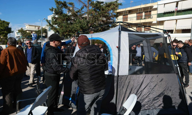 Απεργία ταξί: Αντίσκηνα έξω από το υπουργείο Μεταφορών - Ο Λυμπερόπουλος ζητά συνάντηση με Κυρανάκη