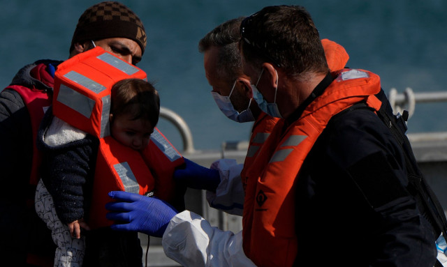 Παράνομοι μετανάστες στη Βρετανία: Οι αρχές θα ελέγχουν το στόμα παιδιών για κάρτες SIM