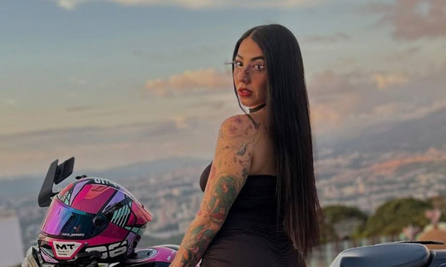 Φρικτός θάνατος της ημίγυμνης μηχανόβιας influencer - Σκοτώθηκε κάνοντας ακροβατικά χωρίς χέρια