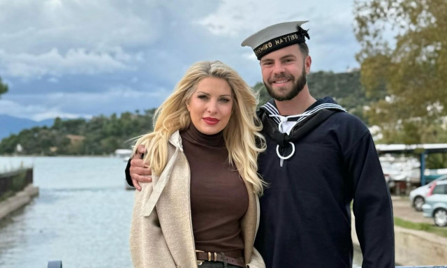 Ο Άγγελος Λάτσιος ορκίστηκε στο πολεμικό ναυτικό - Οι τρυφερές φωτογραφίες με την Ελένη Μενεγάκη