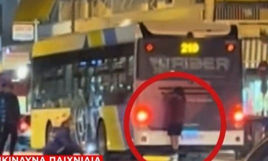 Νεαρός κάνει challenge και «κρέμεται» από εν κινήσει λεωφορείο στην Καλλιθέα - Δείτε βίντεο