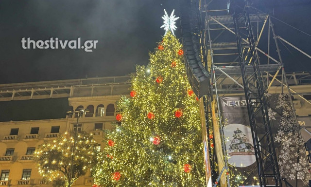«Μύρισε» Χριστούγεννα στη Θεσσαλονίκη - Φωταγωγήθηκε το χριστουγεννιάτικο δέντρο - Βίντεο