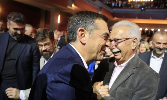 Αλέξης Τσίπρας: Η στιγμή της άφιξης του στο θέατρο Παλλάς για την παρουσίαση της «Ιθάκης»