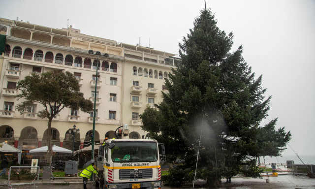 Σε εορταστικούς ρυθμούς και επίσημα η Θεσσαλονίκη - Απόψε το άναμμα του χριστουγεννιάτικου δέντρου
