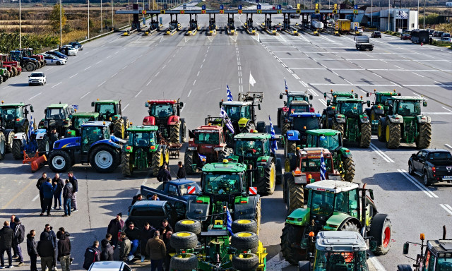 Αγρότες: Πάνω από 3.500 τρακτέρ στα μπλόκα σε Νίκαια και Ε65 – Αποκλείστηκαν τελωνεία