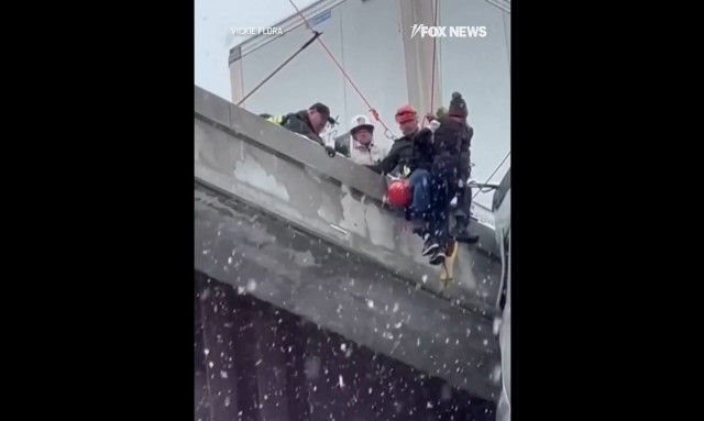 Βιρτζίνια: Διασώστες έσωσαν οδηγό νταλίκας που κρεμόταν για ώρες από γέφυρα σε ύψος 30 μέτρων